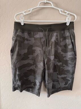 lululemon athletica Men's Black Athletic Shorts with Dark Gray Camouflage